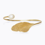 Caroline Svedbom - En Leaf Bracelet Pearl Gold